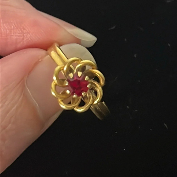 Sarah Coventry Vintage Gold Tone Twist Flower Red Gemstone Adjustable Ring - Picture 3 of 6